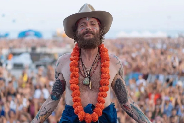 “ALLA SALUTE” (di chi?) IL NUOVO VIDEOCLIP DI LORENZO JOVANOTTI IL BENEFATTORE PER LA CALABRIA